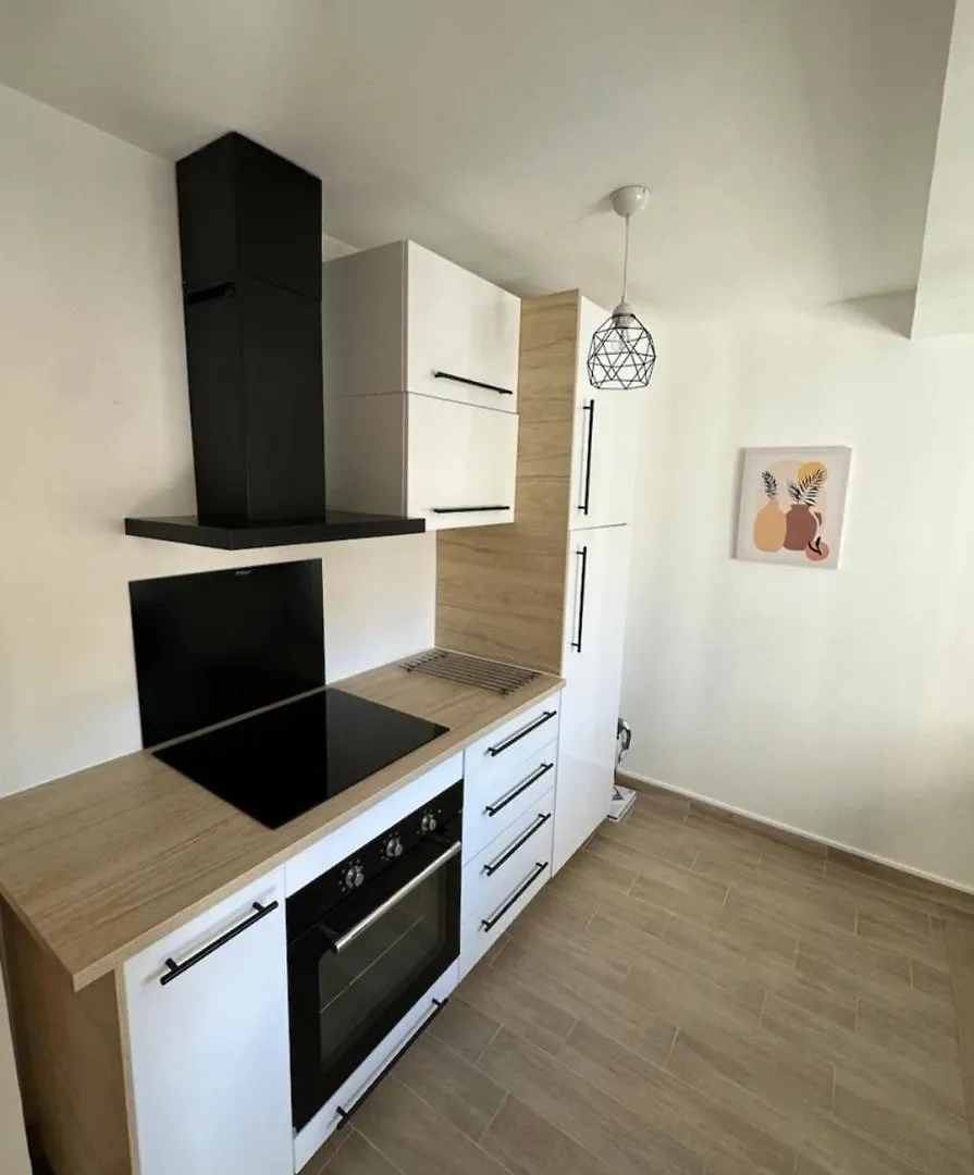 Joli 2 Pieces Renove A Proximite Des Plages Le Pradet
